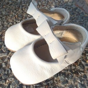 Robeez white dress shoe 6-9 months